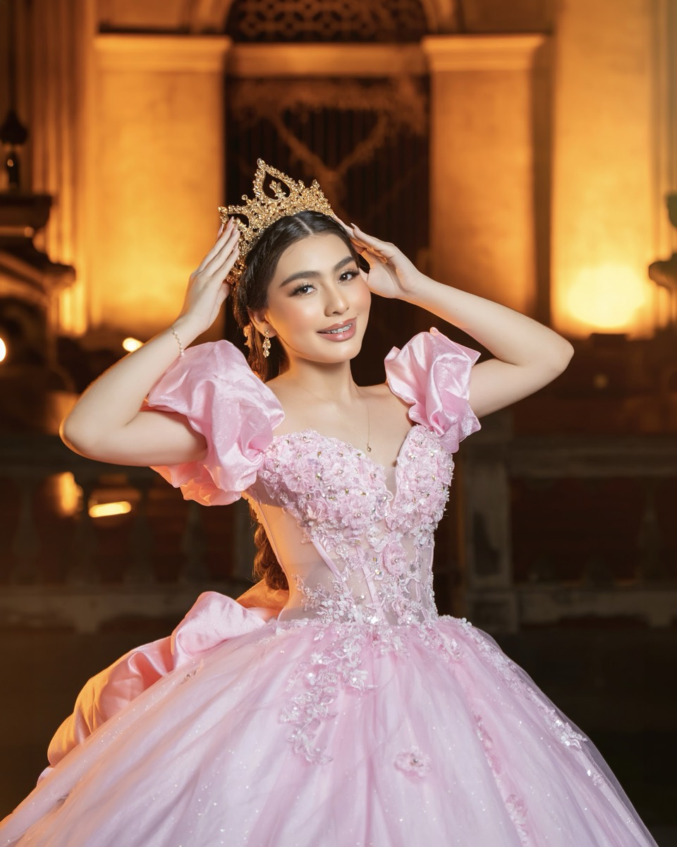Quinceañera con vestido rosado frente a la Catedral Vieja de Managua