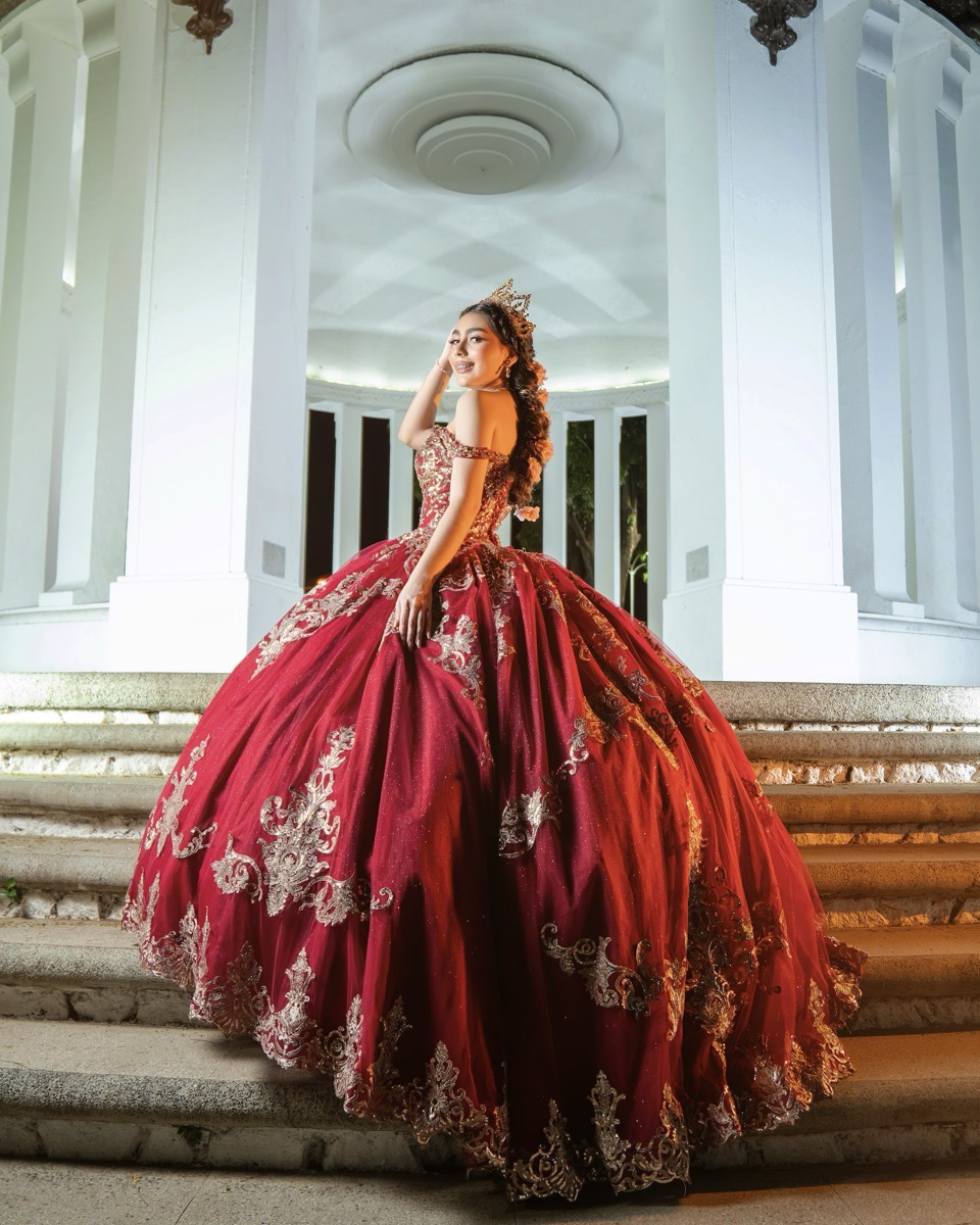 Vestido rojo y dorado